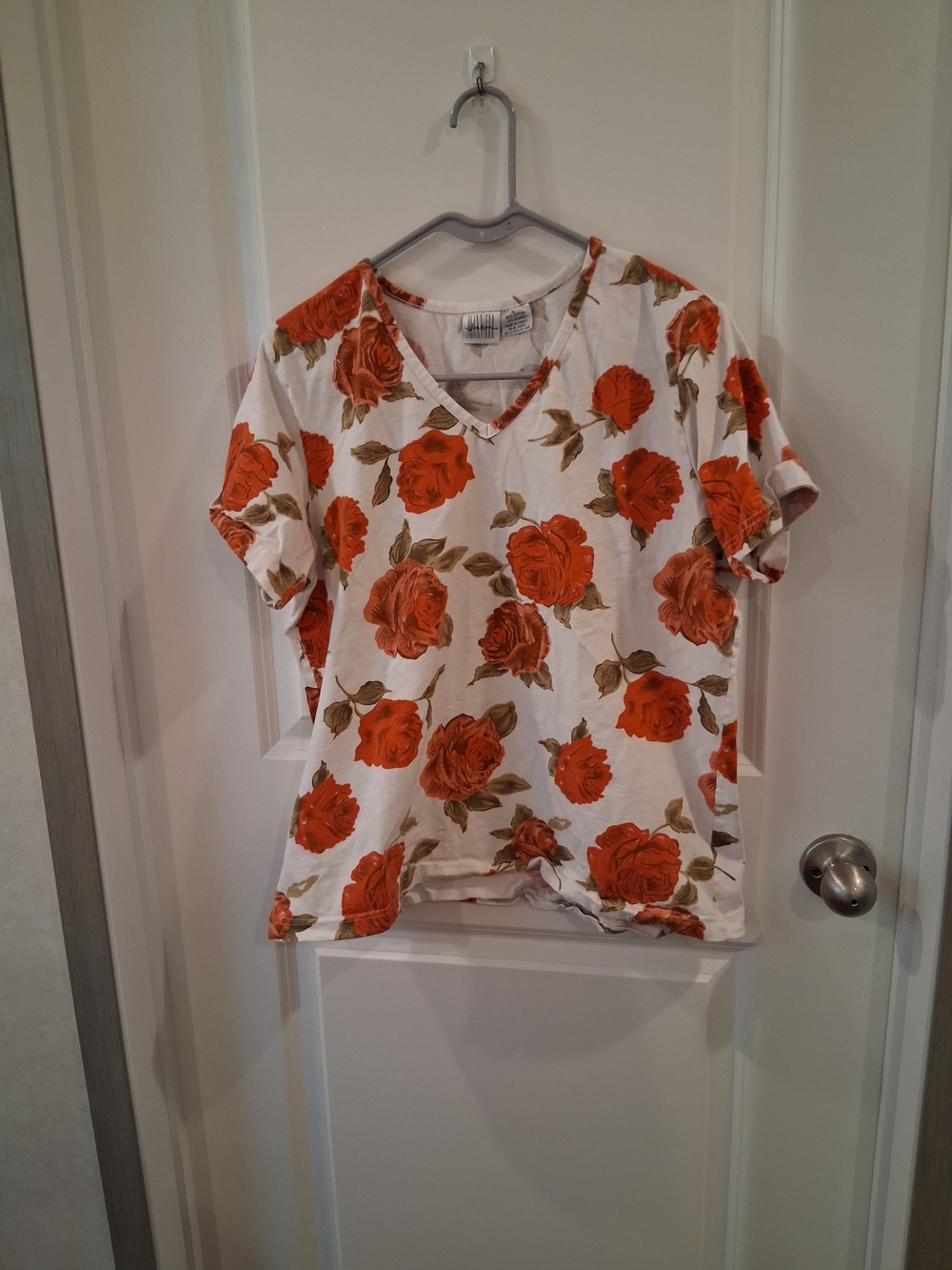 Jason Maxwell Floral V-Neck Tee - White with Red Rose Print Size Large